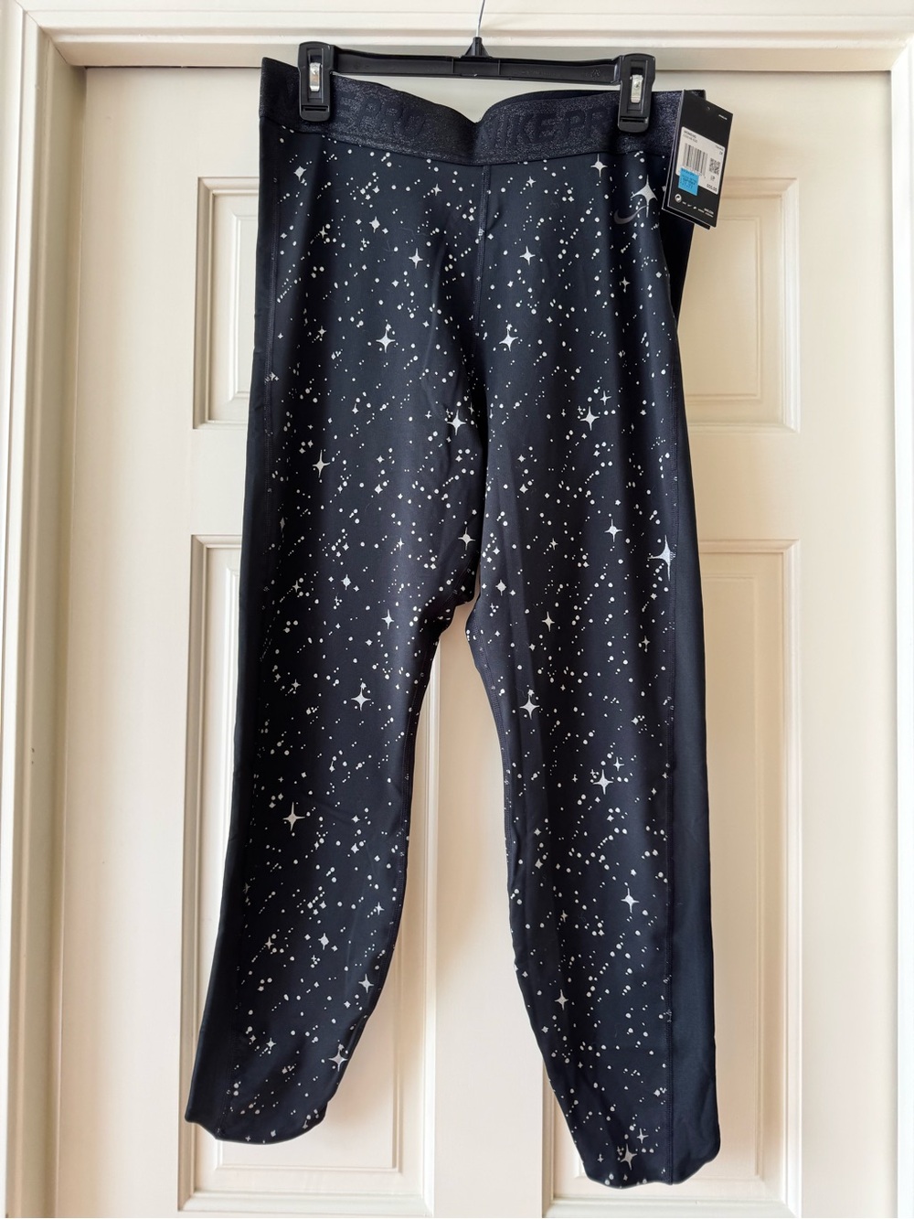 Nike women’s Black  Star Print Athletic Capri Pants